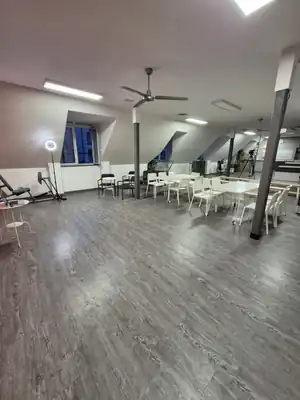 Az emeleti terem rendezvényen, órán és workshopon