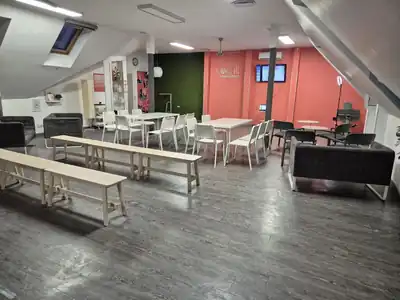 Az emeleti terem rendezvényen, órán és workshopon
