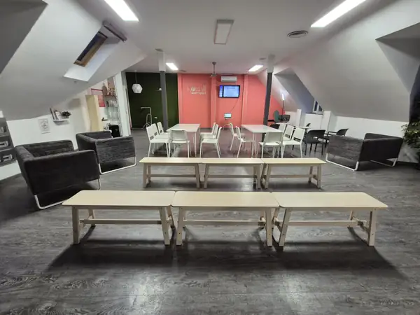 Az emeleti terem padsorokkal, rendezvényre berendezve