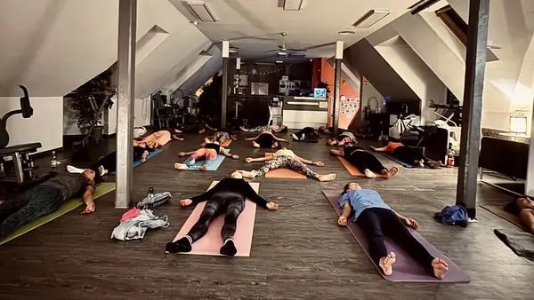 Relaxációs óra matracokon az emeleti teremben