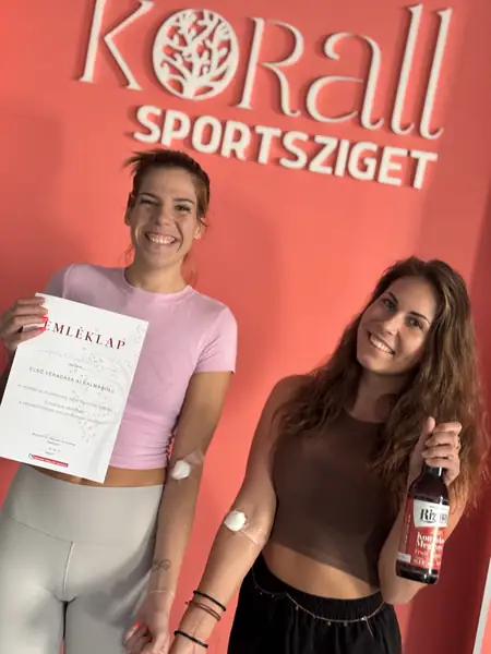 Két véradónk emléklappal a Korall falánál