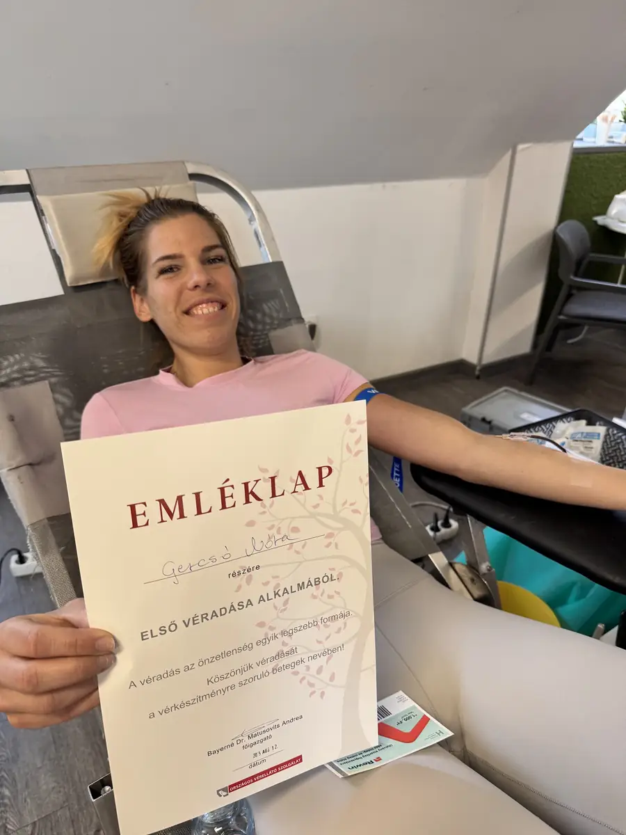 Véradó emléklappal a véradáson
